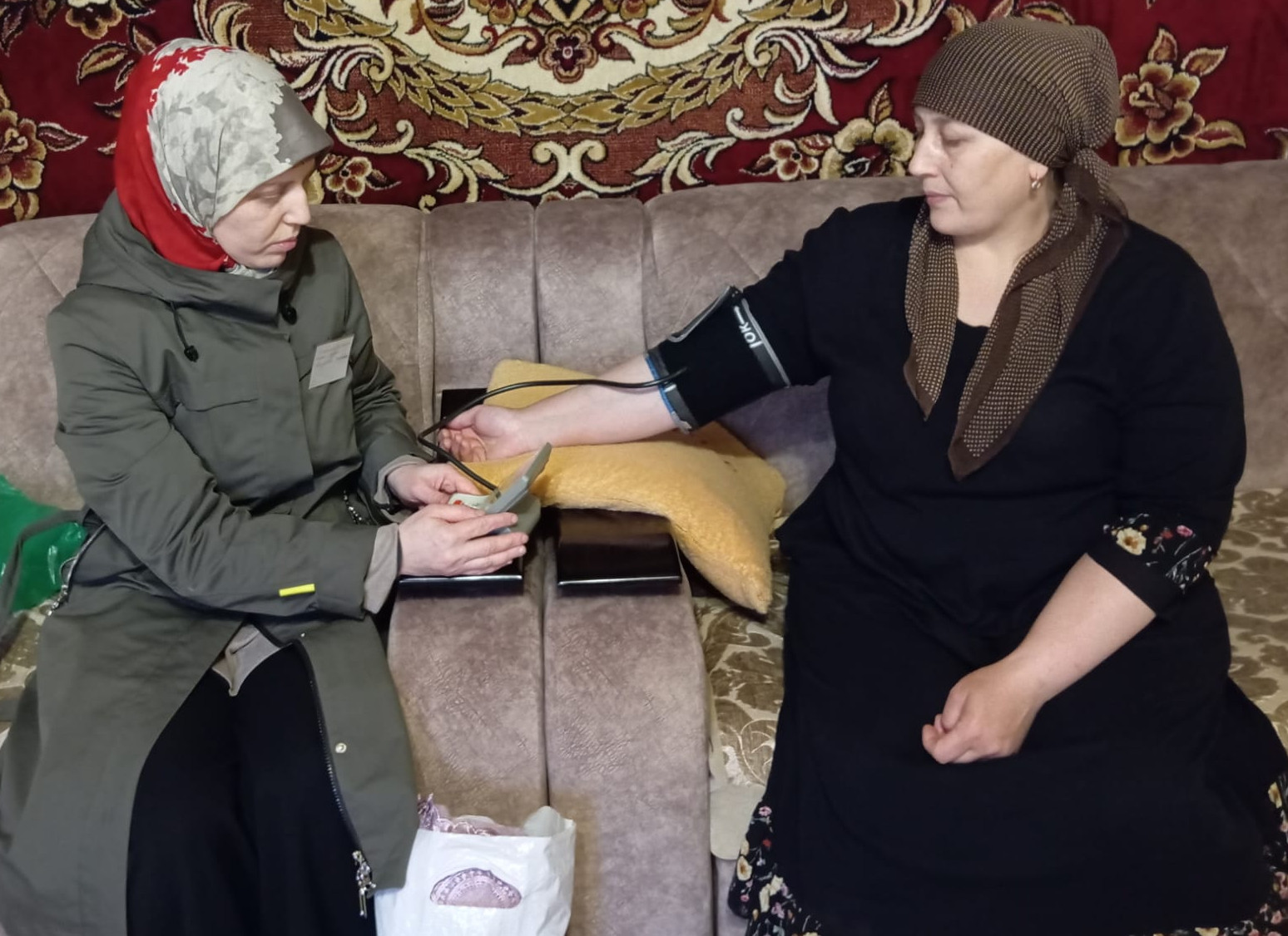 В рабочий день специалиста по работе семьёй и детьми Джупановой Ханум входит посещение своих подопечных.